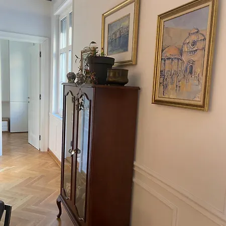 Apartment The Crown Luxury